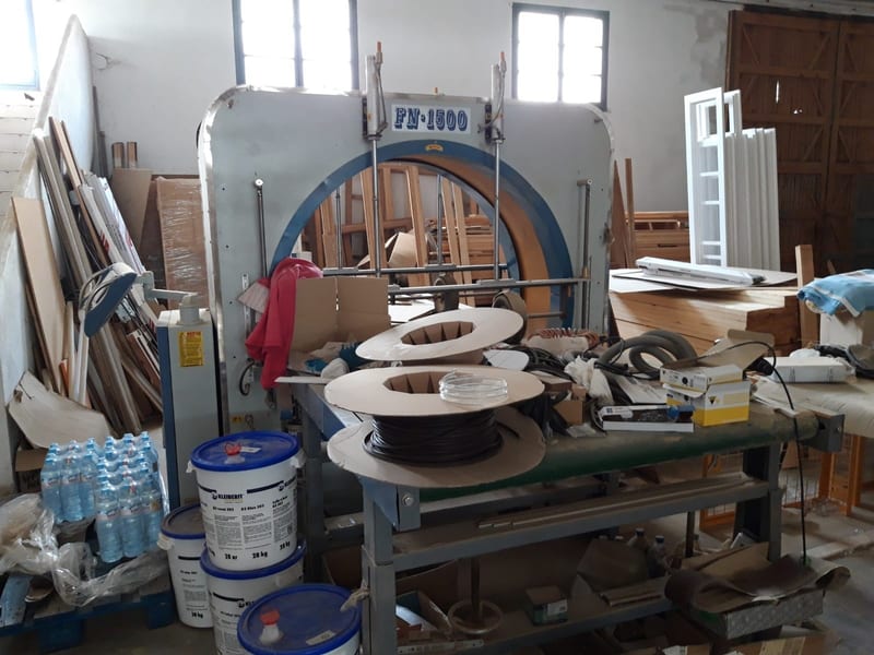 Stretch film wrapping machine